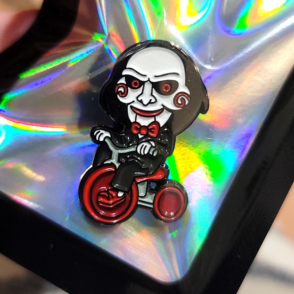♡ 3/$18 - ENAMEL LAPEL PIN | FROM THE HORROR MOVIES " SAW " JIGSAW - Picture 7 of 7